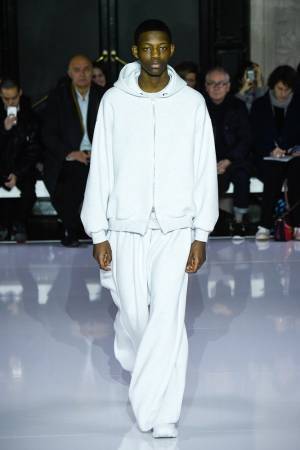 フミト ガンリュウ 2019-20年秋冬ウィメンズ＆メンズコレクション - 身体と服の間、服と服の間