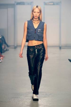 ヘロン プレストン2019年秋冬コレクション、セキュリティガードへの憧れをワードローブで表現