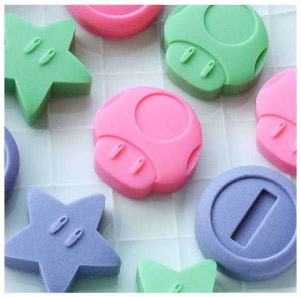 「スーパーマリオ」のブロック＆キノコ型のチョコが作れるシリコントレーセット