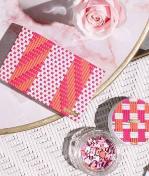 ランコム“パリのカフェ”イメージの春コスメ、ブランドロゴ型チークやグリッターアイシャドウ