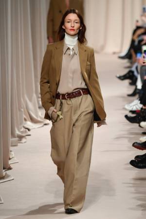 アミ アレクサンドル マテュッシ 2019年秋冬ウィメンズコレクション、マニッシュな要素と掛け合わせて