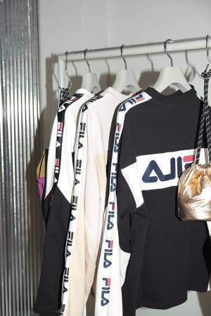 スナイデル×フィラ初の別注ウェア、ドローコード付きドッキングワンピースなど