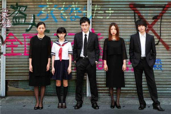 映画『台風家族』草彅剛主演 -MEGUMI、中村倫也らと"世界一クズ"な家族に