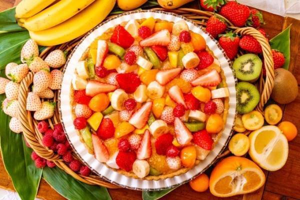 キル フェ ボン「季節のフルーツタルト」のプレミアム版、白イチゴなど10種の厳選フルーツたっぷり