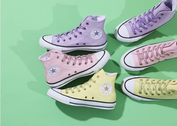 コンバース"パステルカラー"のオールスター、ラメが輝くシューレース付きスニーカー