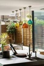 英国照明ブランド「キュリオーサ&キュリオーサ」職人技光る“手吹きガラス”のランプシェード