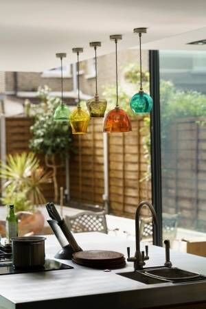 英国照明ブランド「キュリオーサ&amp;キュリオーサ」職人技光る“手吹きガラス”のランプシェード