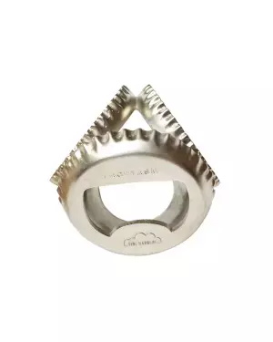 ファセッタズム“プルタブや瓶栓”モチーフのピアスやブレスレット、デンマークのデザイナーとコラボ