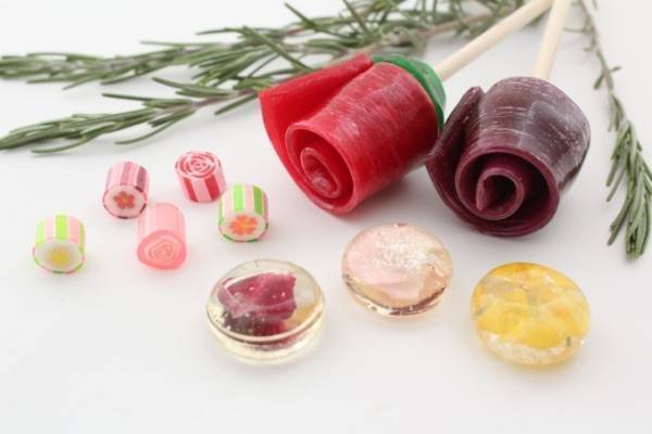 パパブブレ、食べられる花入りの宝石風キャンディや一輪花ロリポップなどホワイトデー限定で発売