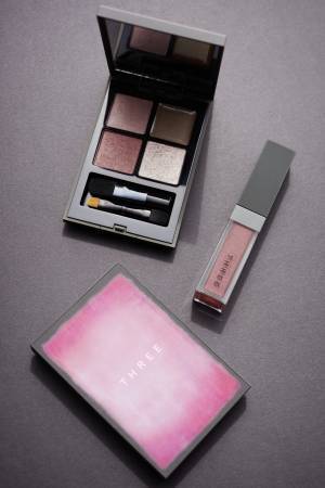 THREE「桜」の世界観がモチーフの19年春コスメ、移ろう花びらを連想させる4色アイシャドウなど