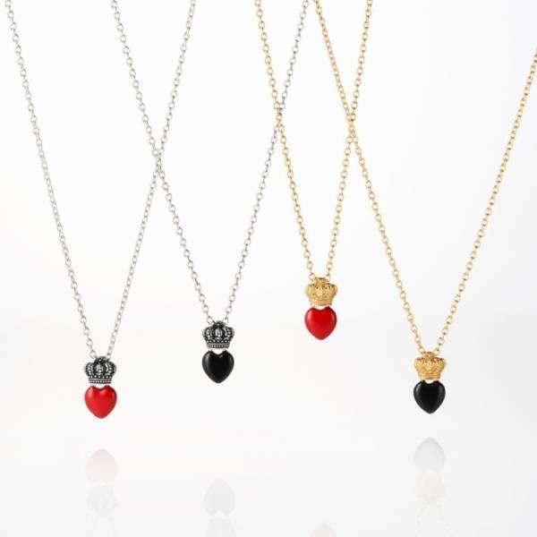 ジャスティン デイビスのバレンタインジュエリー、王冠×真っ赤なハートのネックレスとイヤカフ
