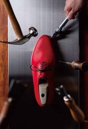 靴作家展「結ぶ」が金沢21世紀美術館で - ”モダン”と”クラシック”を約50足の靴で表現