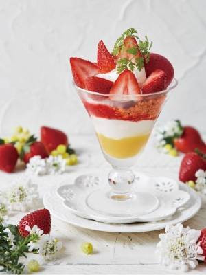 アフタヌーンティー・ティールーム新作いちごパフェ、マスカルポーネクリームに“苺のブーケ”を飾って