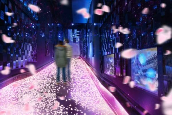 すみだ水族館「桜とクラゲ」舞い散る“桜”映像とクラゲが一体化、人の動きで花びらが舞う演出も