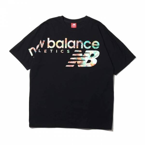 ニューバランス×アトモスのアパレルコレクション、カラフルな鳥や植物の総柄セットアップ