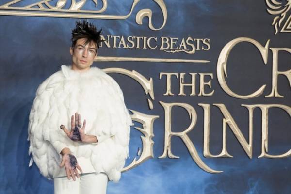 天童荒太『悼む人』ハリウッドで実写化、主演エズラ・ミラーの『The Mourner(原題)』