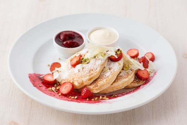 サラベスの限定「ベリーホワイトチョコレートパンケーキ」ホワイトチョコのふわふわパンケーキ