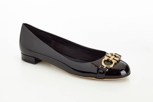 サルヴァトーレ フェラガモのバレンタイン、ウィメンズ＆メンズから黒とレッドのバッグやシューズ