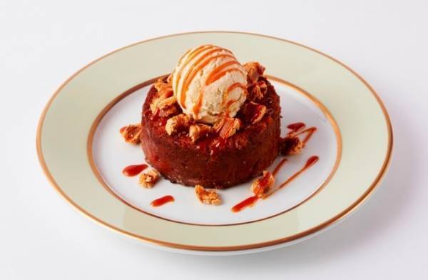 ラデュレ青山・銀座店の春限定フレンチトースト、たっぷりベリーor濃厚キャラメルをのせて提供