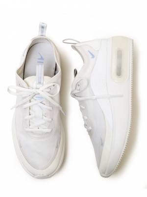 ナイキ for スナイデル"真っ白"なスニーカー「エア マックス ディア」や雲を配したTシャツ