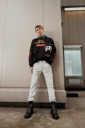 ディーゼル19春夏新作デニムパンツ、アイスウォッシュカラーやフレアシルエット