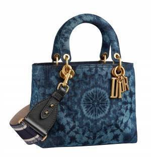 ディオール“カレイドスコープ(万華鏡)”モチーフのアイコンバッグ「レディ ディオール」デニム地で