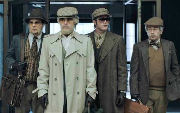 映画『アメリカン・アニマルズ』大学生が特殊メイクで老人に、時価12億円の本を狙った強盗事件を映画化