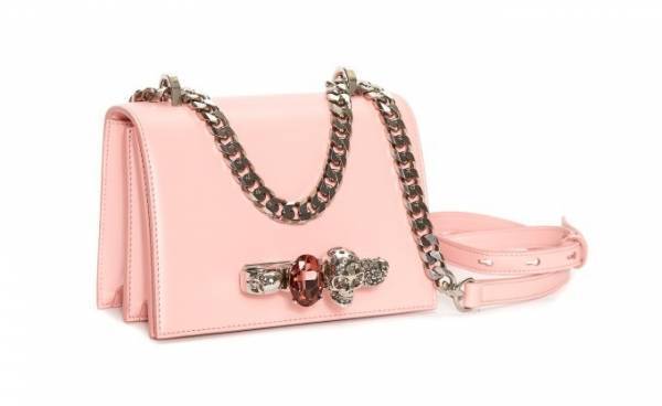 「アレキサンダー・マックイーン 新宿タカシマヤ」国内初の新コンセプトストア、限定バッグ＆スニーカーも