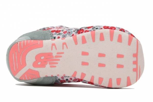 キャス キッドソン×ニューバランスのコラボシューズ、小花模様を散りばめたクラシカルなデザイン