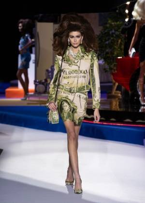 モスキーノ 2019-20年秋冬ウィメンズコレクション - 明日にはカジノで一攫千金！