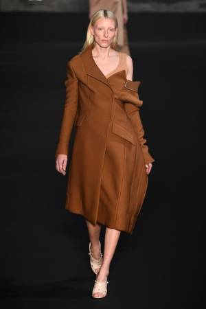 ヌメロ ヴェントゥーノ 2019年秋冬コレクション - バックスタイルでフェミニティを薫らせて