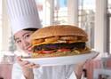 総重量6kg・直径30cmのパティを使用したビッグバーガー、ハイアット リージェンシー 大阪で販売