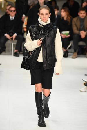 トッズ 2019-20年秋冬コレクション - パワーショルダーのアウターを味方に