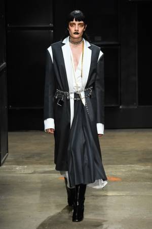 マルニ 2019年秋冬ウィメンズコレクション - 黒白赤が織りなす妖艶な世界