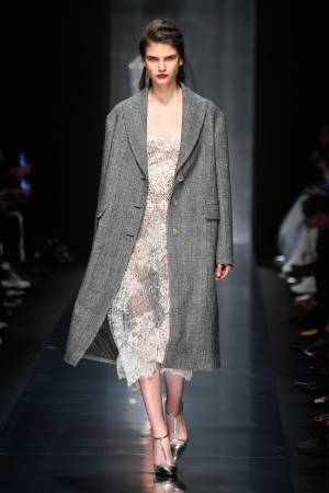 エルマンノ シェルヴィーノ 2019年秋冬コレクション - スパークリングな輝きを纏って