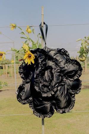 「4 モンクレール シモーン・ロシャ」19年春夏ウィメンズ新作、“庭園”モチーフのフェミニンなウェア