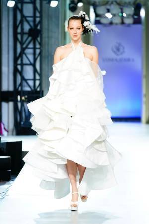 ユミカツラ 2019年ウエディングコレクション - 吉田沙保里がドレス姿で登場、新作80点を披露