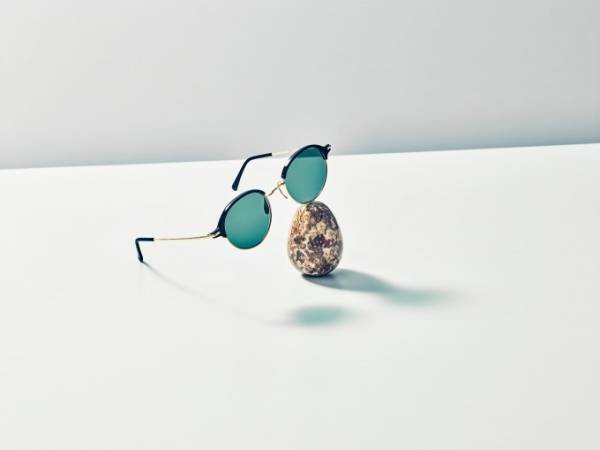 アヤメの新作アイウェア - 優しく凛とした表情へ導くクラウンパント型フレームなど