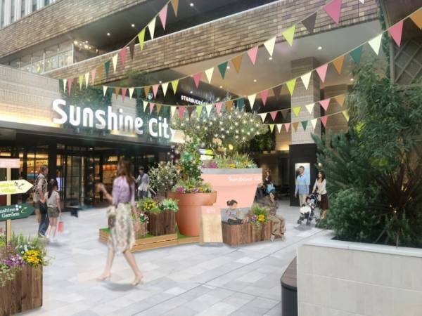 サンシャインシティでお花見 - フード＆ドリンクのキッチンカーが出店、桜を眺める春ピクニック