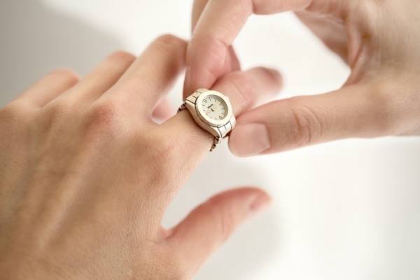 指輪感覚で着ける“指時計”「モコ(moco)」メタルバンドやアシンメトリー型などクラシカルな新作