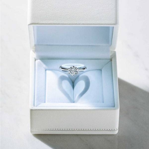 スタージュエリー人気ブライダルリング「ストリーム セッティング」や「ダブル ハグ」など