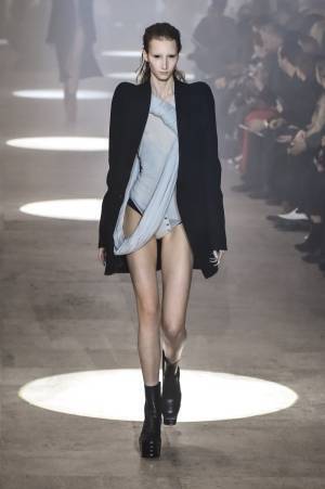 リック・オウエンス 2019年秋冬ウィメンズコレクション - 内に潜んだ力強い「静」