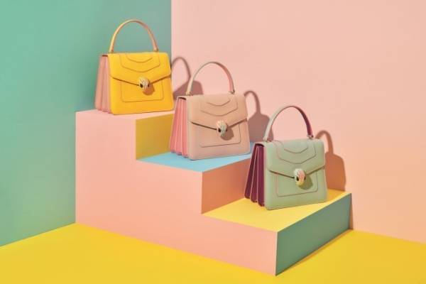 ブルガリ"パステルカラー"の「セルペンティ」バッグ、地中海のリゾート地から着想