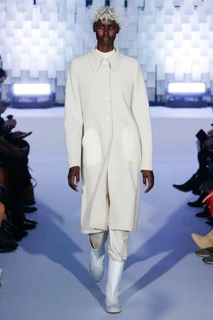 クレージュ 2019-20年秋冬コレクション - “浮遊感のある”デザインで未来の世界へ誘う