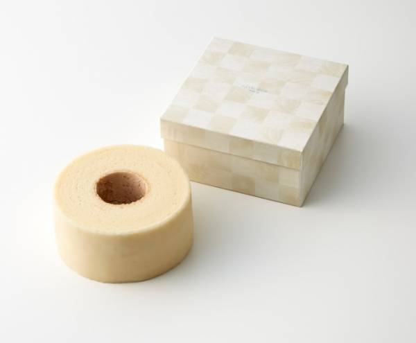 クラブハリエのホワイトデー、“真っ白”なバームクーヘン＆ホワイトチョコ×木苺のハートブラウニー