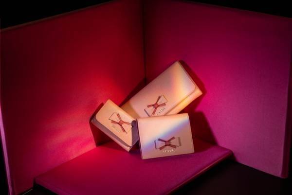 プラダから“リボン付き”「サフィアーノ」レザーグッズ、パステルカラーの財布やキーケースなど