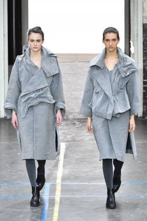 イッセイミヤケ 2019-20年秋冬コレクション - 万華鏡のように輝き移ろいゆく新素材デビュー