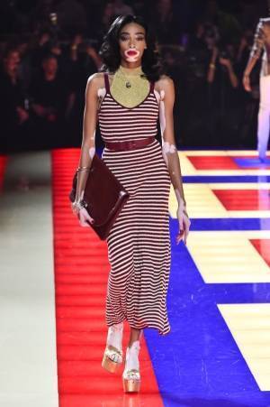 トミー ヒルフィガー 2019年春コレクション - 一夜限りのディスコで70年代へ“タイムトラベル”