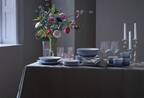 ロイヤルコペンハーゲン、日本限定「ブルーミスト」1輪の花と青グラデーションのテーブルウェア
