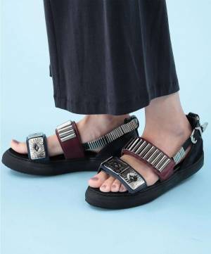 トーガ プルラ シューからレイ ビームス別注「メタルスニーカーサンダル」カラフルなストラップ付き